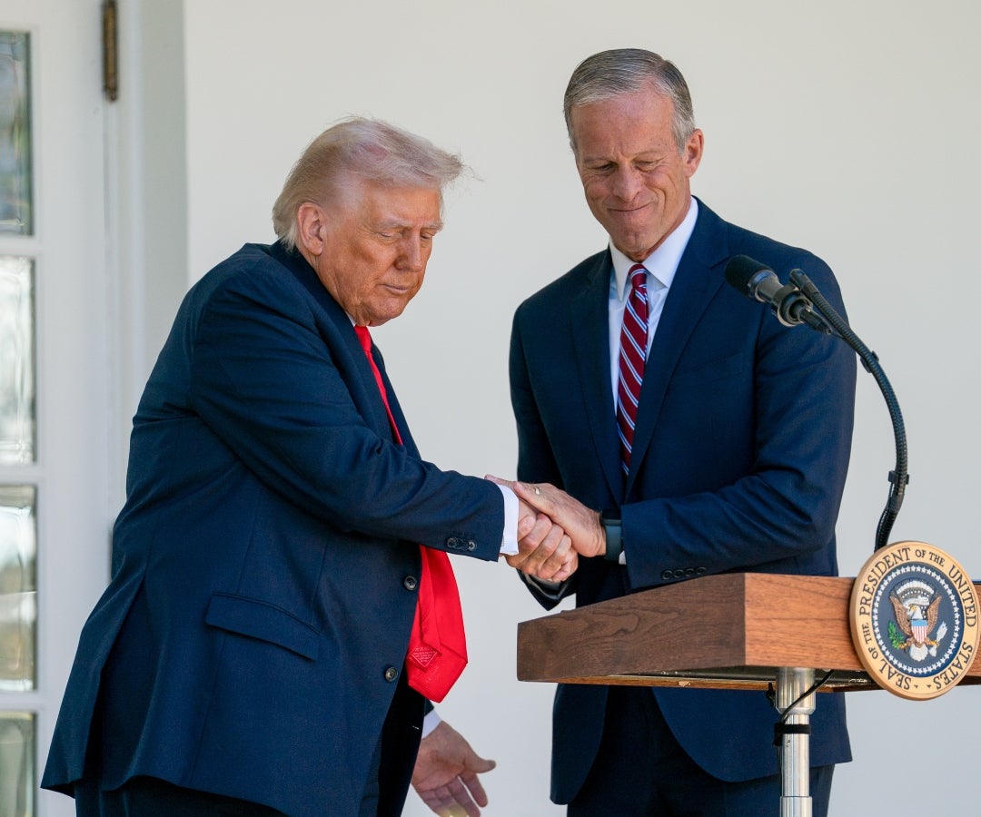 El presidente Donald Trump, a la izquierda, y el líder de la mayoría del Senado, John Thune