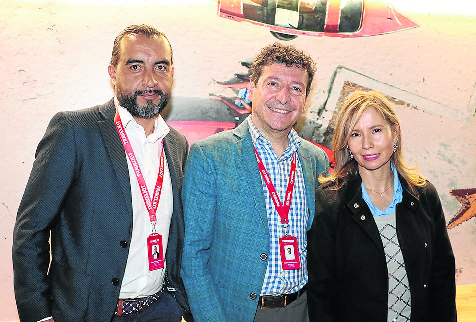 Sergio Buitrago, ejecutivo comercial de Travelkit; Sandro Castro, CEO de Travelkit; y Olga Trujillo, gerente comercial de Wingo Airlines.