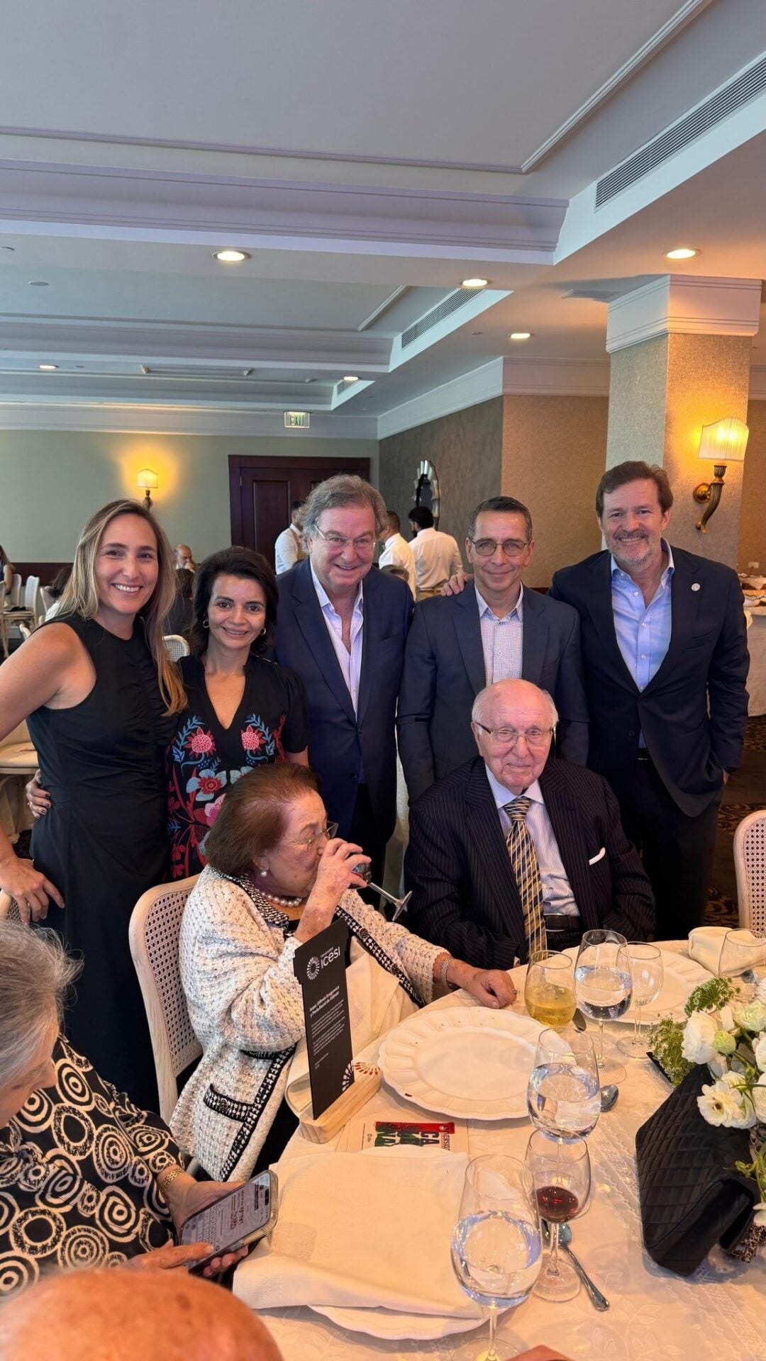 Isaac Gilinski, su esposa y socia doña Perla Bacal de Gilinski y su familia