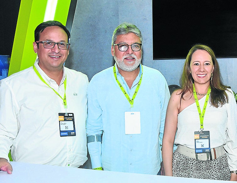 De Cementos Argos: Luis Otálora, gerente comercial; Alexander Pedraza, gerente Zona Centro; e Isabel Ramirez, dir. de Mercadeo.