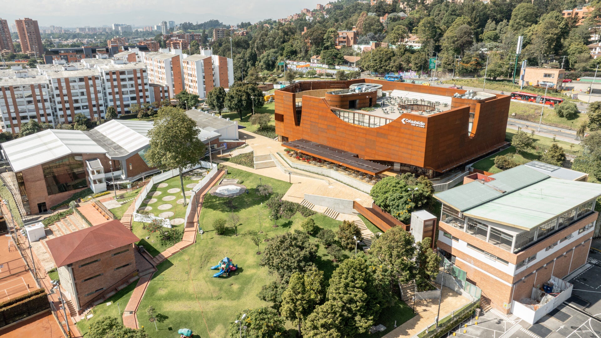 El Club La Colina Colsubsidio renovó sus instalaciones, fortaleciendo su papel como un espacio de recreación dentro de la ciudad.