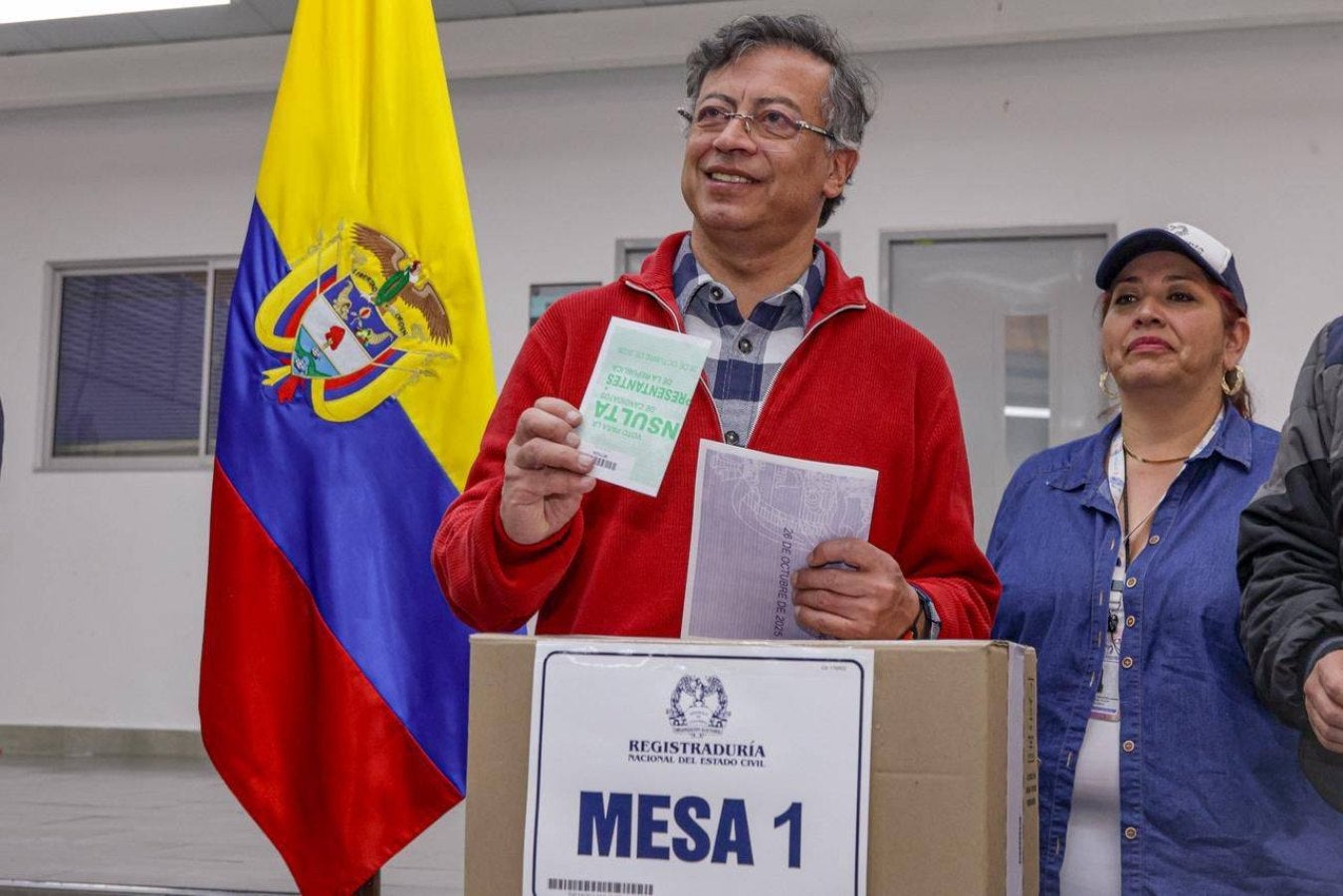 Gustavo Petro vota en la consulta del Pacto Histórico