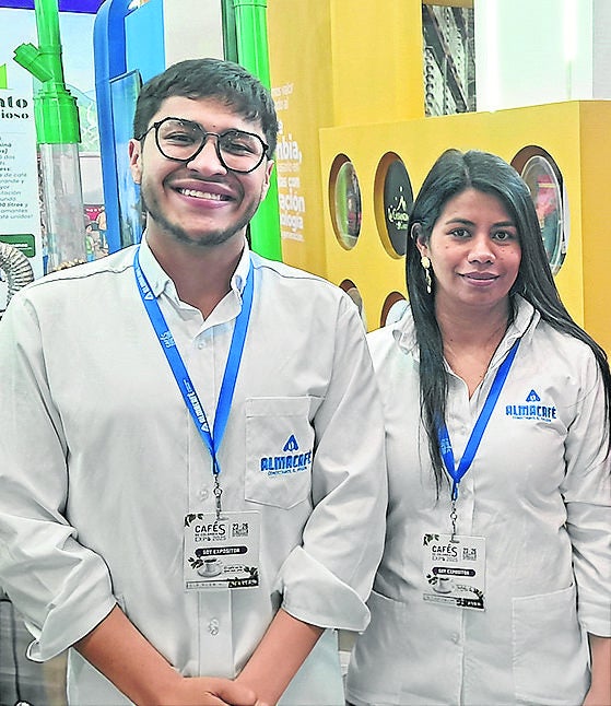 Alejandro Tapia, coordinador de mercadeo de Almacafé; y Marcela Montes, coordinadora de mercadeo de Almacafé.