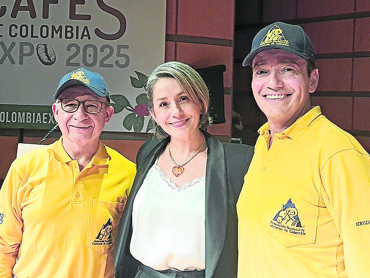 Carlos Armando Uribe, profesor Yarumo; Claudia Morales, periodista y moderadora del conversatorio 40 años del Profesor Yarumo; y Daniel Chica, profesor Yarumo actual.