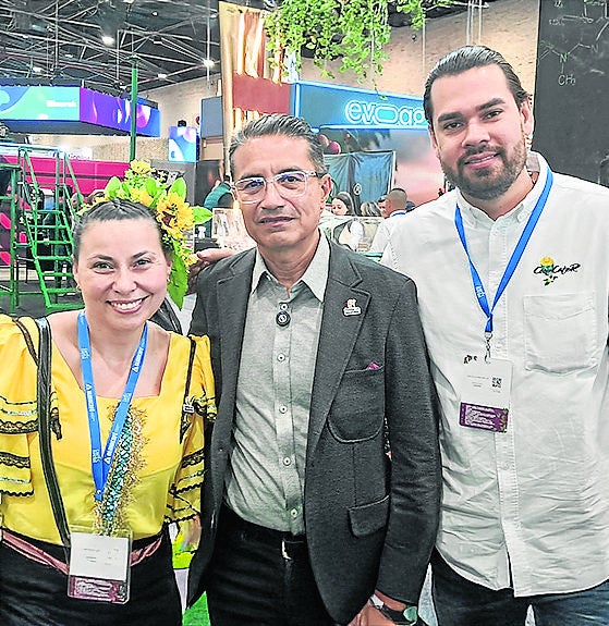 Johanna Ramírez, chapolera Café la Elda 1941; Héctor Díaz, director ejecutivo de Fidatec; y Jhonny Gil, representante de Corcafés Risaralda.