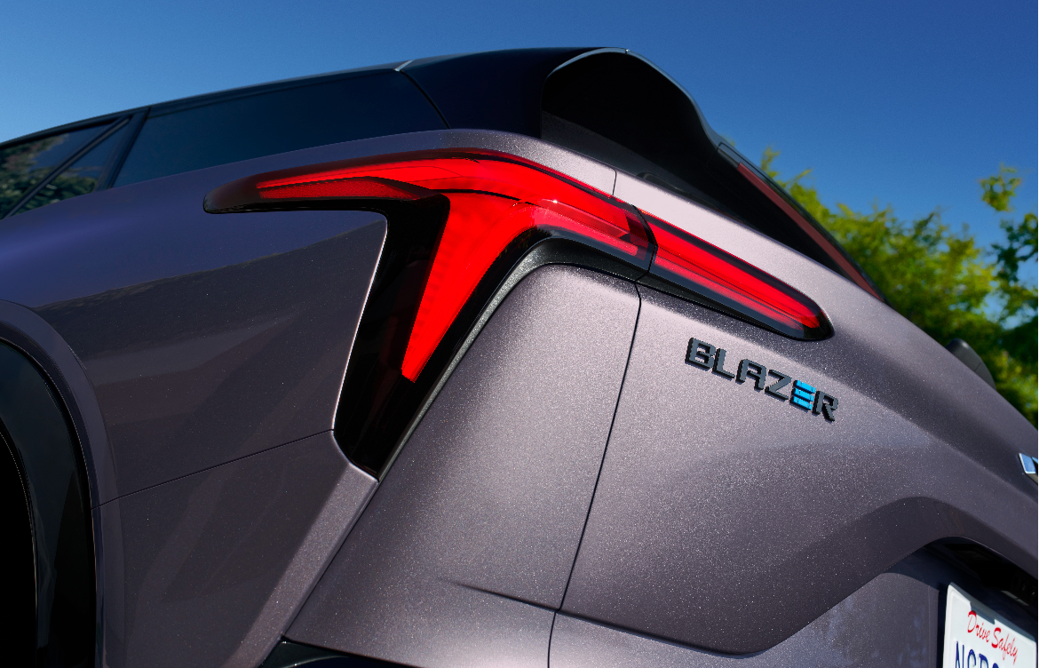 Materiales de alta calidad, pantallas digitales y amplio espacio para cinco ocupantes definen la experiencia de confort dentro de la Blazer EV.