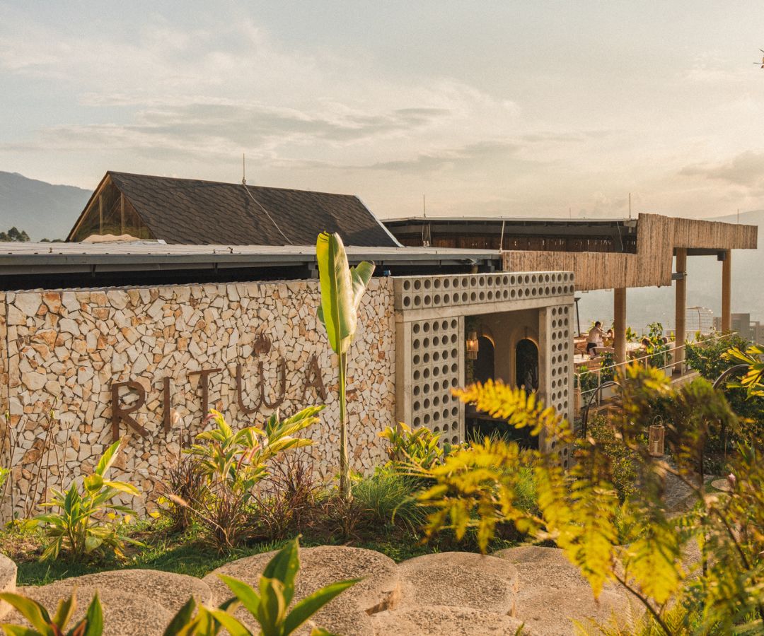 Ritwal, en lo alto de Santa Elena, el restaurante combina cocina, paisaje y diseño en una de las experiencias gastronómicas más imponentes de Medellín.