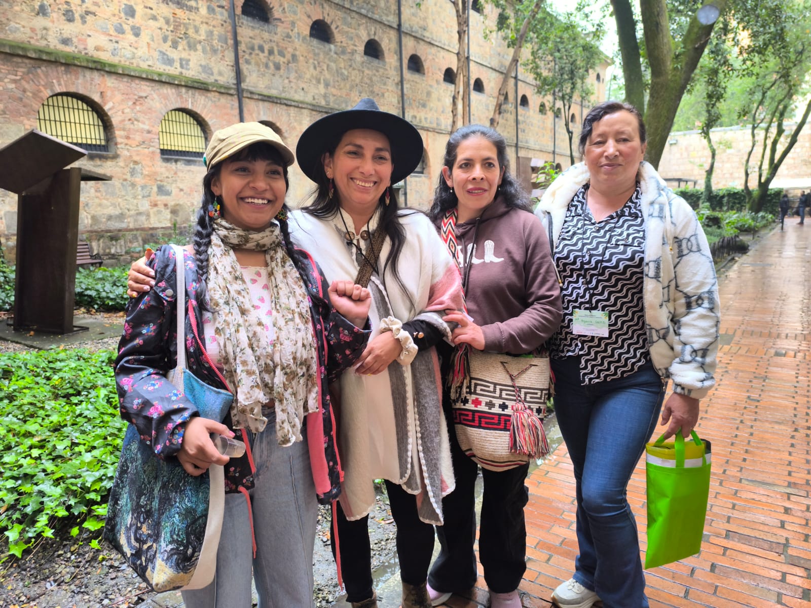 Alejandra Moreno, miembro del semillero de juventud de Coorcupaz; Paola Bolaños, representante legal Coorcupaz; Nini Johana, miembro de la junta directiva de la organización Asoproagrot; y María Castro, representante de laorganización Aprocomeza.