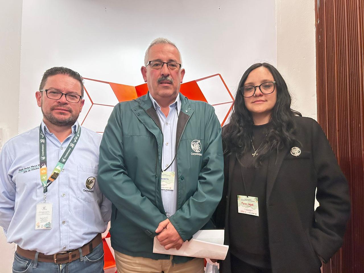Diego Mesa, director territorial de Corpoboyacá de Socha; Francisco Becerra, profesional especializado de planificación ambiental de Corpoboyacá; y Viviana Delgado, bióloga de Plantación de Corpoboyacá.