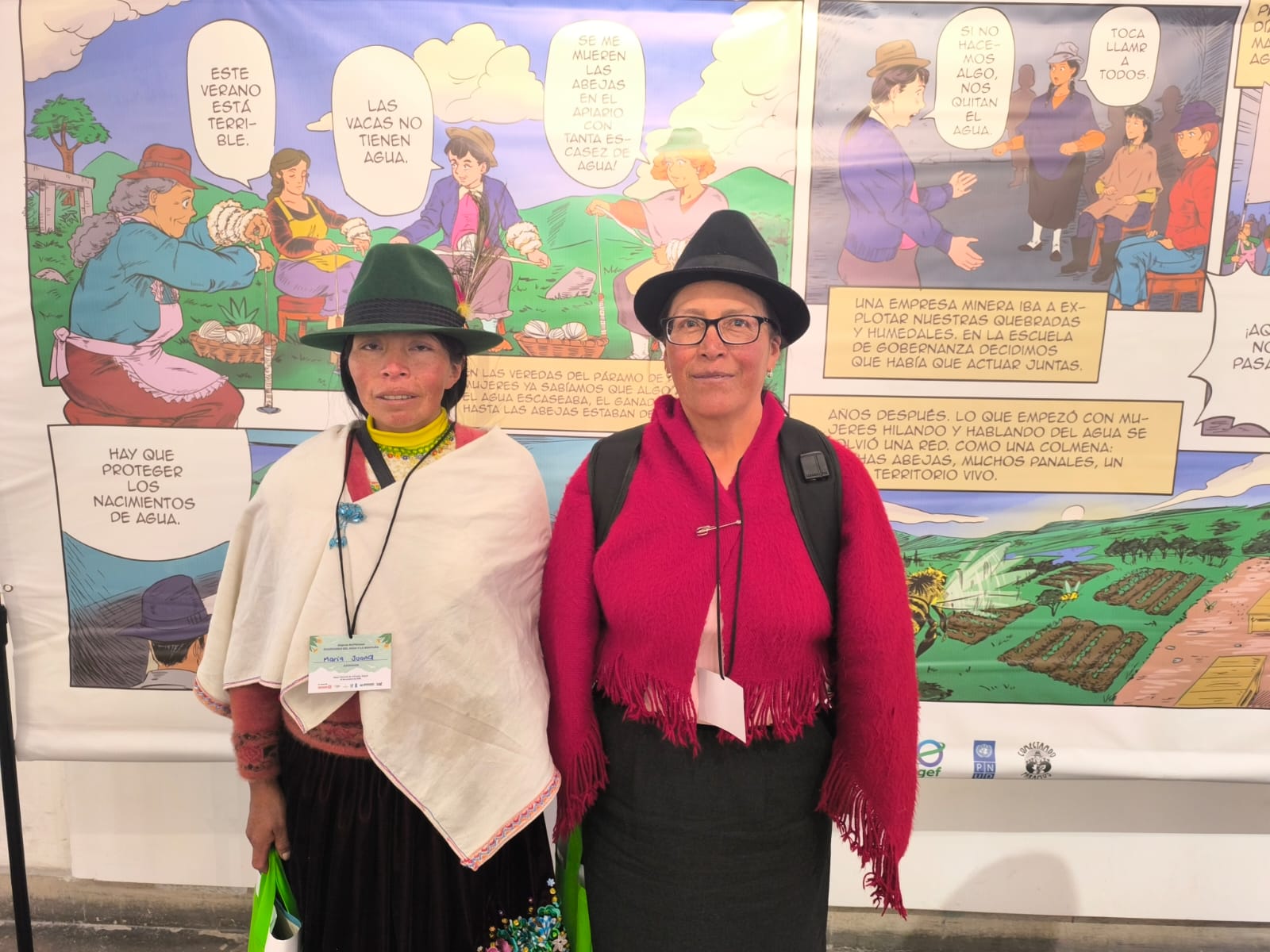 María Juana Tene, asistente al evento; y Margarita Punina, miembro de la comunidad Rumipata perteneciente a la Provincia Tungurahua en Ambato Ecuador.