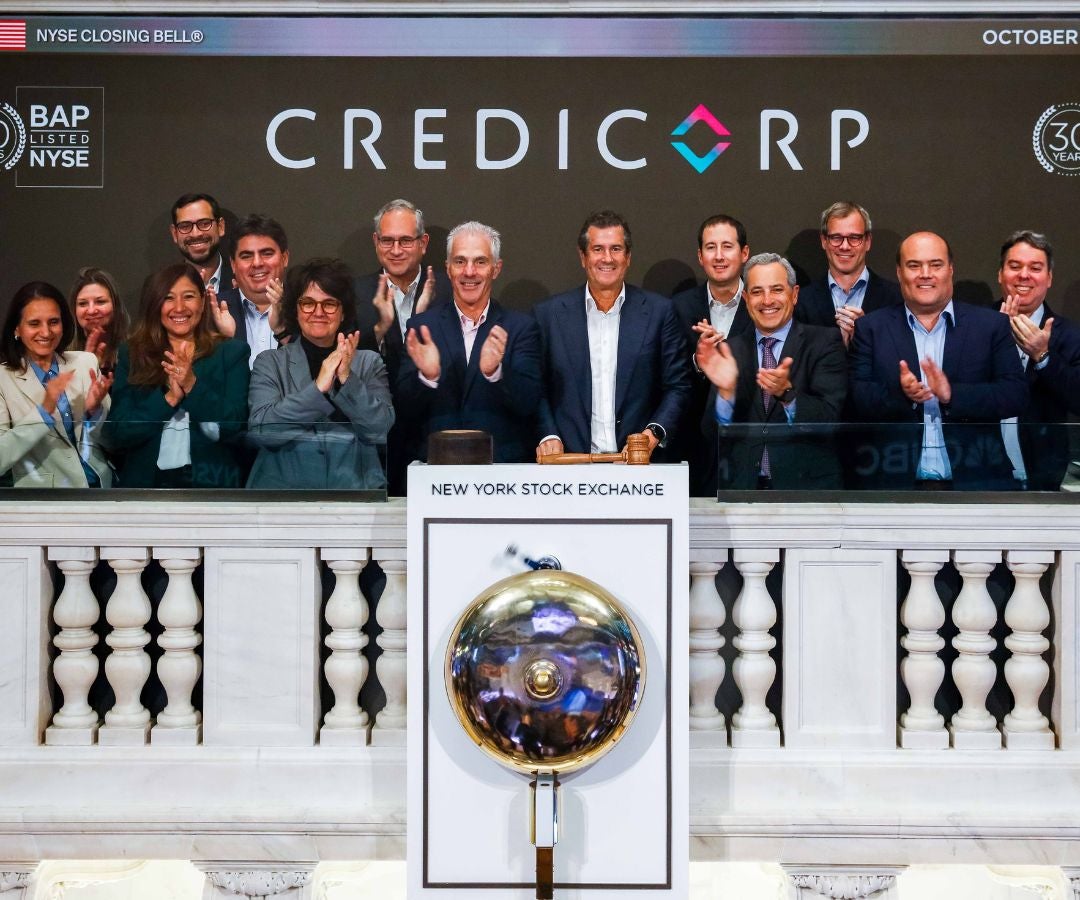 Luis Enrique Romero (Executive Chairman) y a Gianfranco Ferrari (CEO), acompañados del equipo directivo de Credicorp, en la Bolsa de Valores de Nueva York, con motivo de nuestro 30 aniversario. Durante su visita, resaltaron cómo la innovación y la sostenibilidad son pilares fundamentales de nuestra estrategia, impulsando el crecimiento sostenible y generando un impacto positivo en la comunidad.