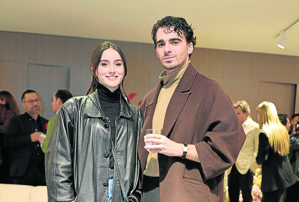 La influencer Juliana Valencia y el actor Manolo Alzamora, entre los asistentes de la apertura del local.