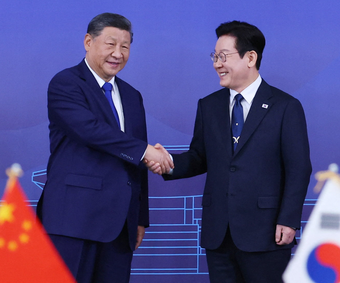 El presidente chino Xi Jinping estrecha la mano del presidente surcoreano Lee Jae Myung