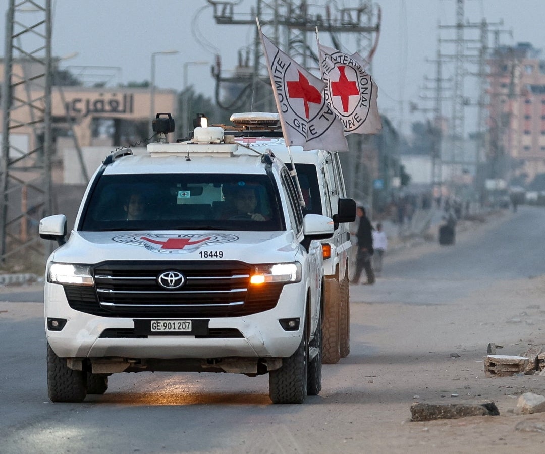 Cruz Roja transportando cadáveres de Gaza a Israel