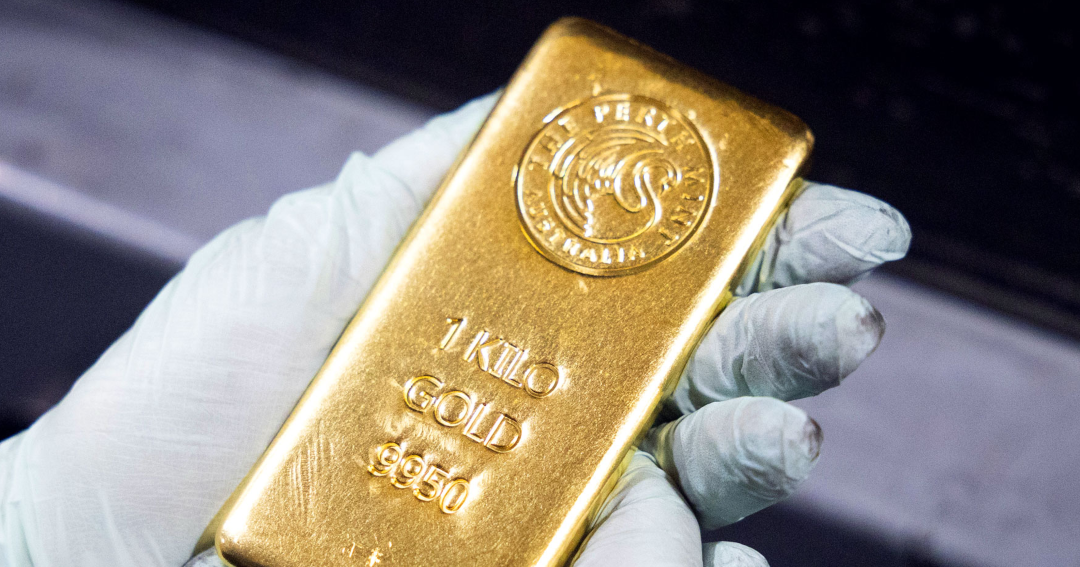 Oro sigue sobre US$4.000 tras comentarios de otro posible recorte de tasas de la FED