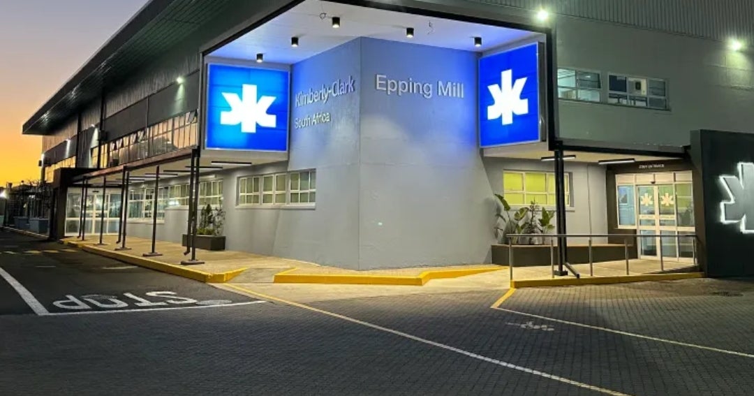 Edificio de Kimberly-Clark con logo de Kenvue – Kimberly-Clark compra Kenvue