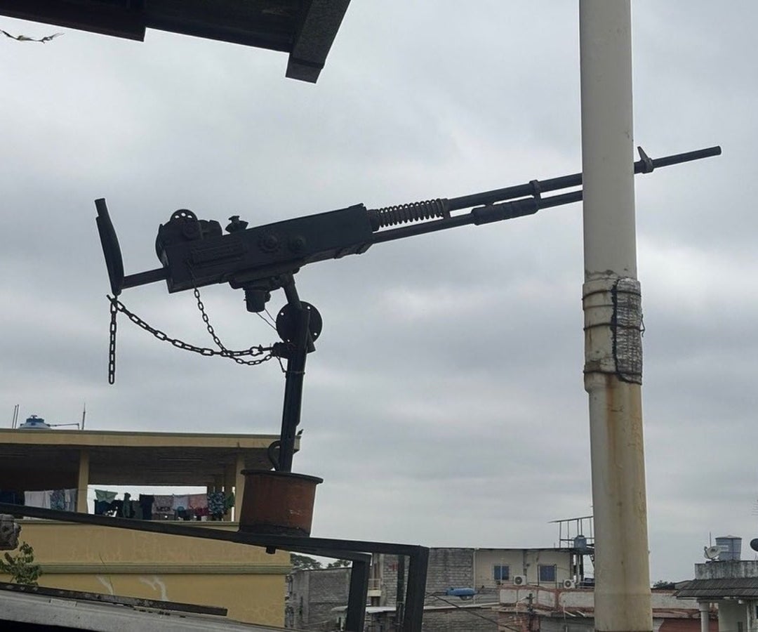 Ejército ecuatoriano decomiso una ametralladora en una terraza, en Guayaquil