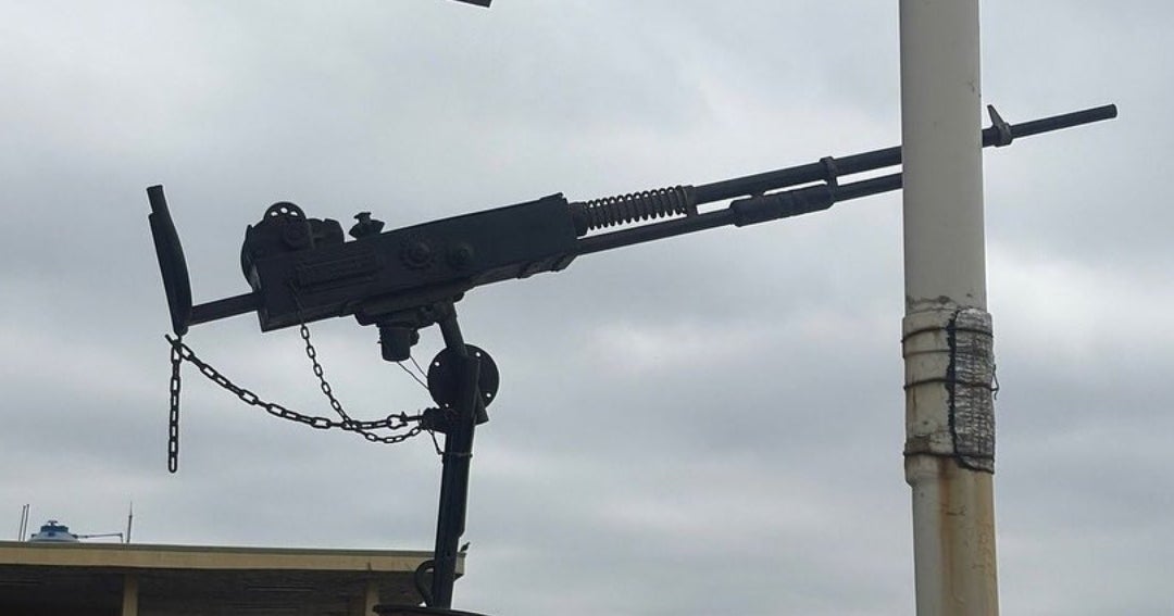 Ejército ecuatoriano decomiso una ametralladora en una terraza de Guayaquil