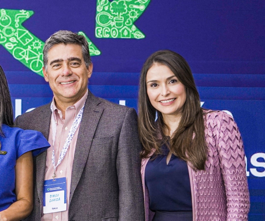 Diego Loaiza, director de Essity para la Región Andina y Caribe; y Marcela Velásquez, directora general de Tetra Pak Andina.