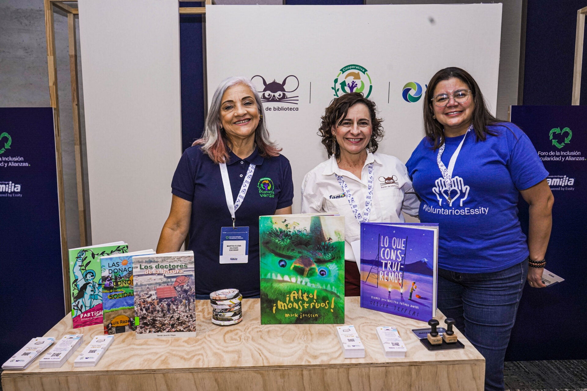 Martha Elena Iglesias, líder de la organización Planeta Verde; Sandra Zuluaga, directora ejecutiva de la Fundación Ratón de Biblioteca; y Victoria Eugenia Ramírez, líder voluntaria de Essity y colaboradora Essity.
