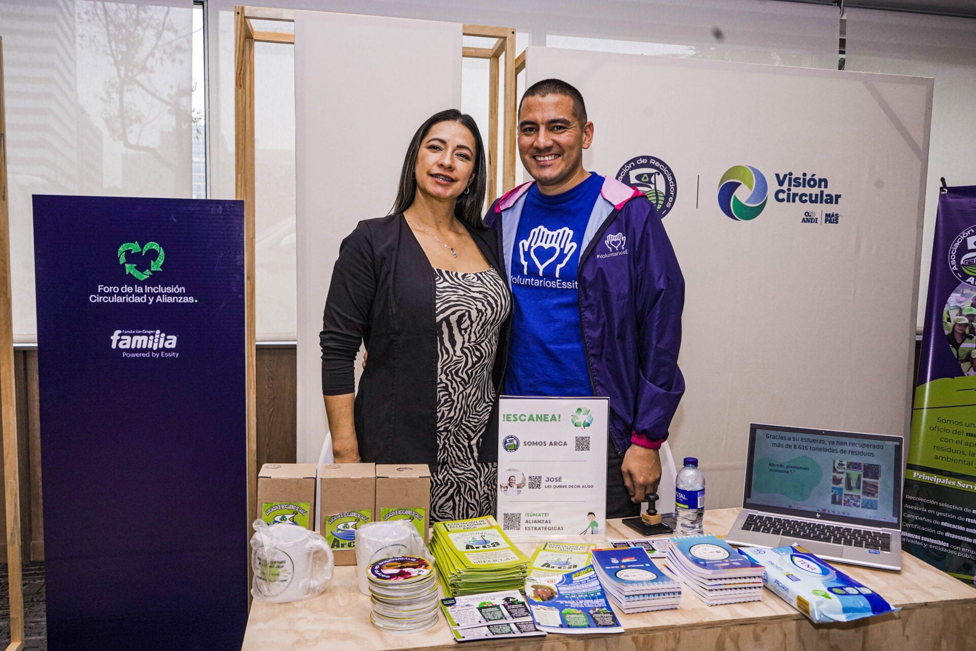 Nidia Salamanca, líder de la organización Arca de Cajicá; y Adrián Ramos, associate marketing manager para Colombia y Centroamérica de Essity.