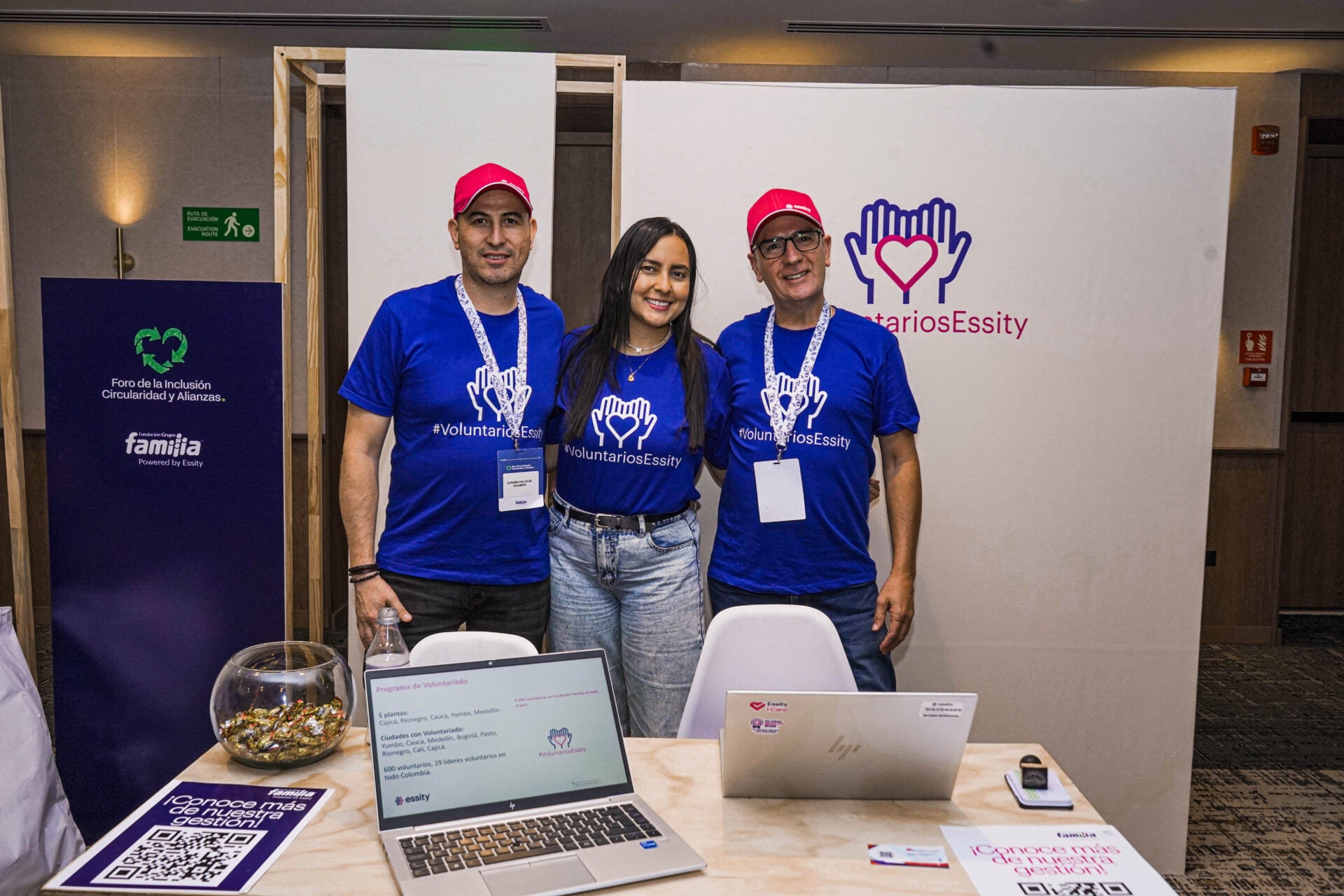 Efraín Vallejo Ocampo; María Camila Tofiño; y Víctor Palacio, líderes voluntarios y colaboradores de Essity.