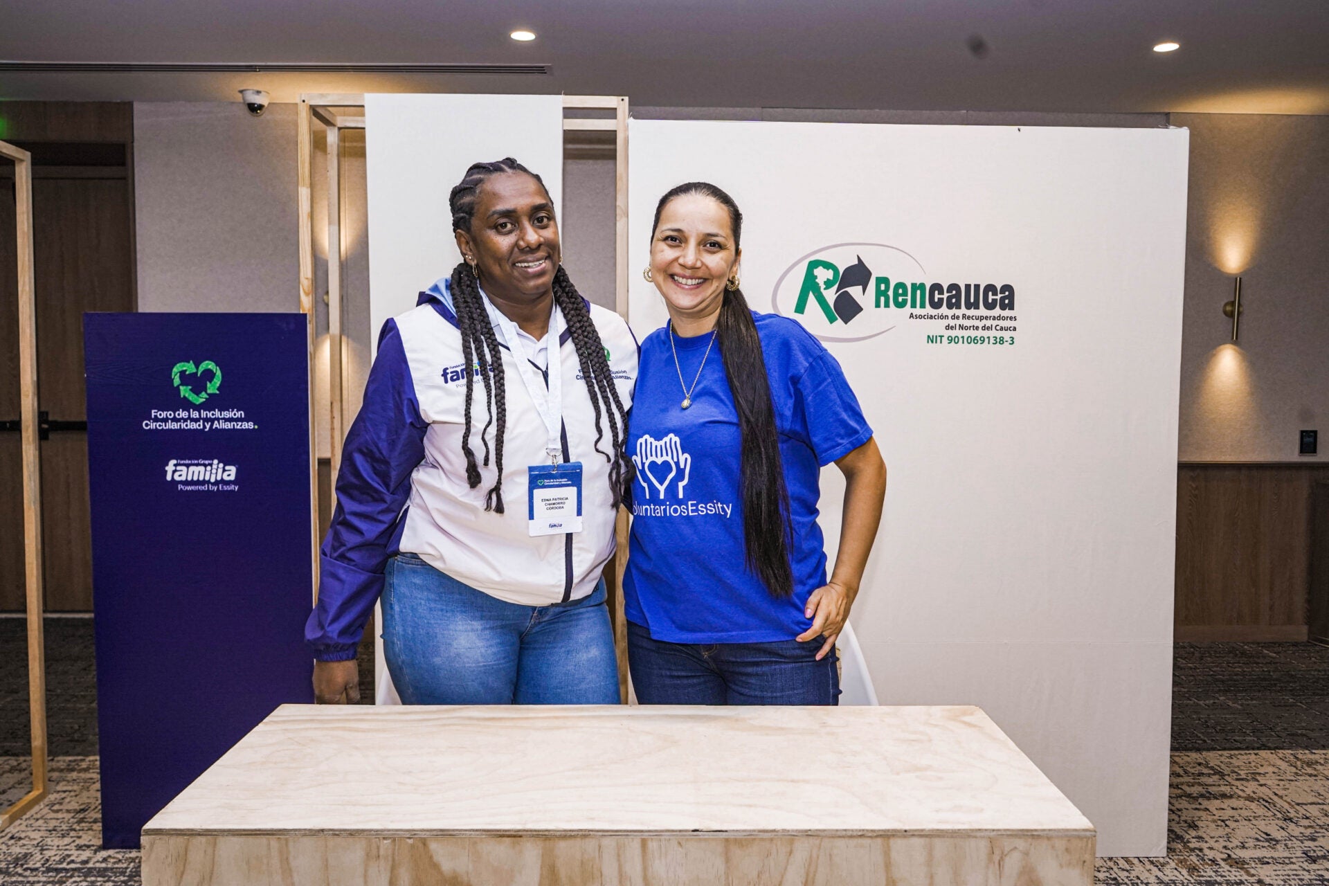 Edna Patricia Chamorro, líder de la organización Rencauca; y Patricia Jacome, líder voluntaria y colaboradora de Essity.