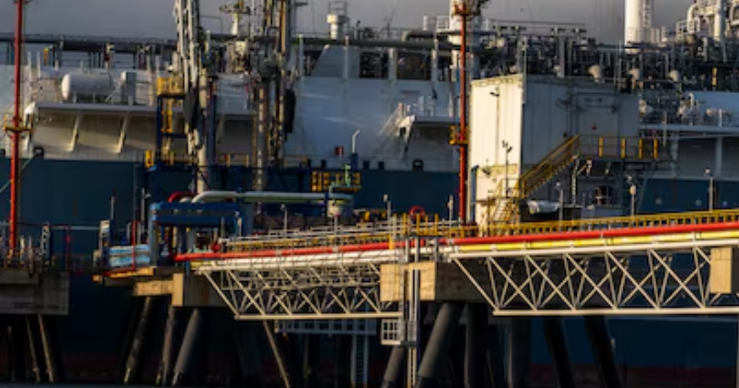 Petrolera argentina YPF y Eni firman acuerdo con empresa emiratí Adnoc sobre GNL