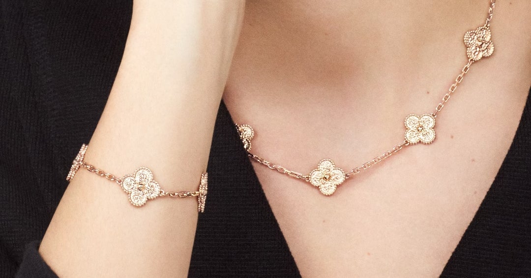 ¿Cómo se actualiza el Alhambra de Van Cleef & Arpels, un amuleto de la suerte atemporal?