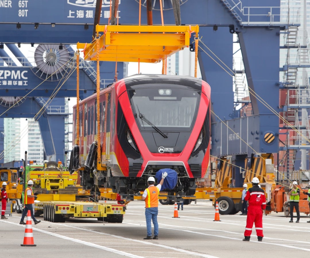 Transporte de los trenes del Metro de Bogotá
