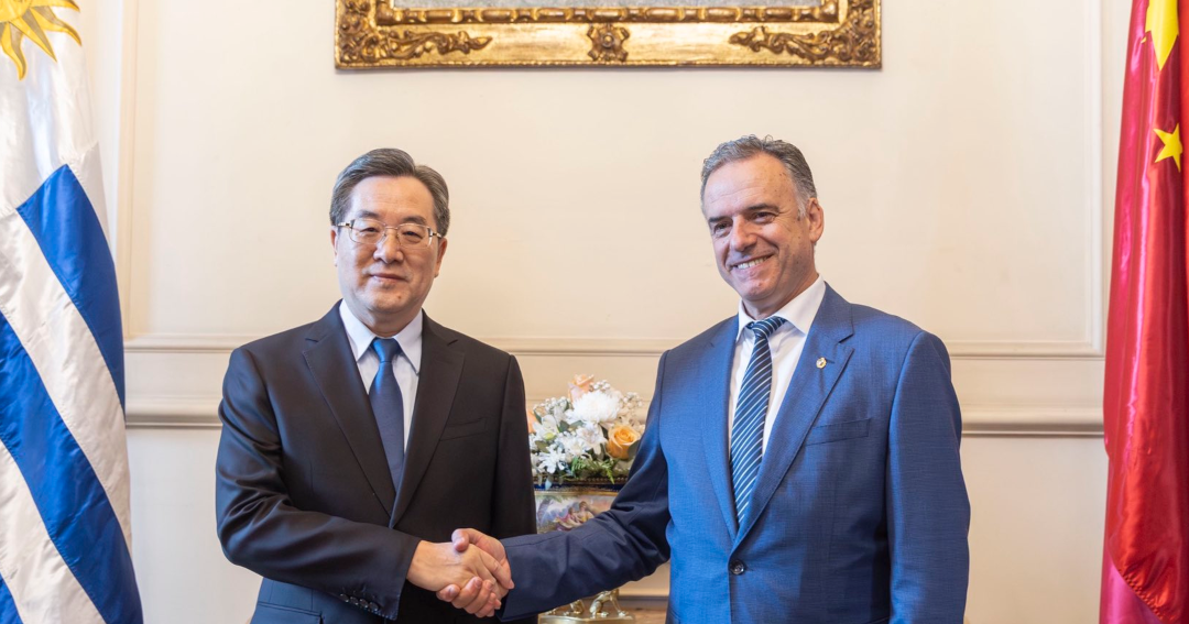 El presidente de Uruguay, Yamandú Orsi, se reunió con delegación china en Montevideo