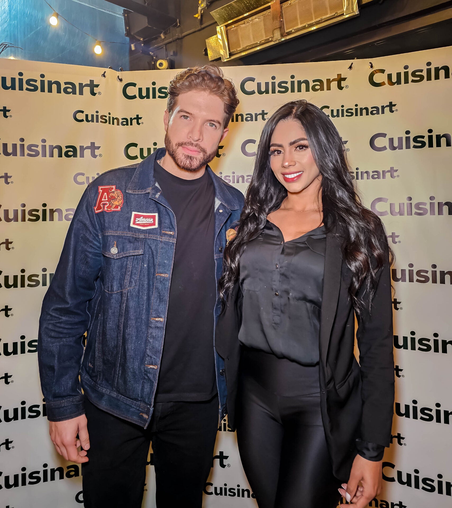 Miguel Ángel Álvarez, actor y modelo, en compañía de Clara Diago, creadora de contenido, durante el lanzamiento.