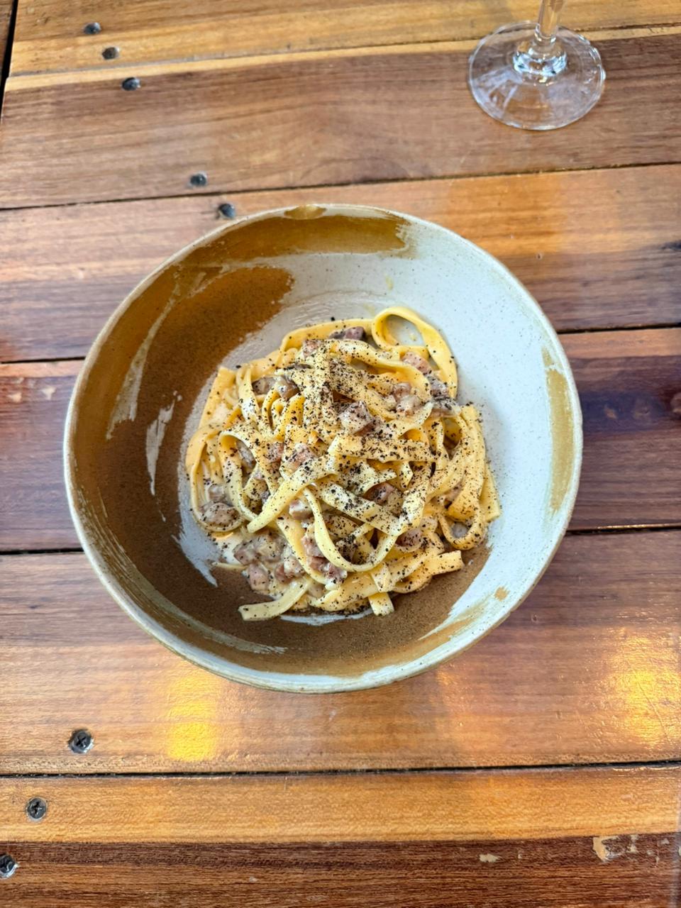 Pasta carbonara del traidor para una explosión de sabor