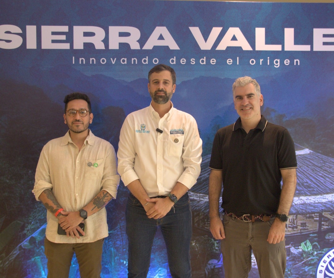 Armando Russi, gerente de sostenibilidad y asuntos públicos de AJE Colombia; Carlos Jaramillo, secretario de desarrollo económico y competitividad de la Alcaldía de Santa Marta; y José Palma, presidente ejecutivo de la Cámara Colombo Chilena y fundador de Anukwe Colombia.