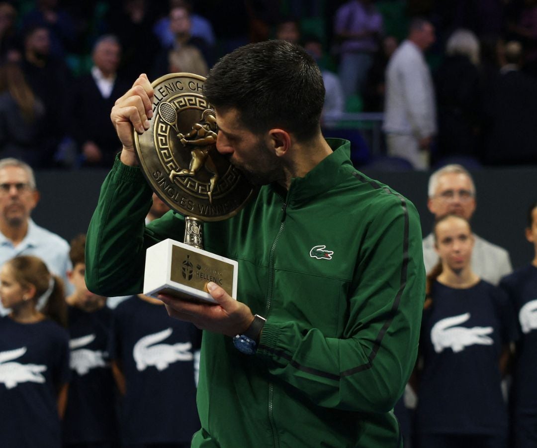 El serbio Novak Djokovic celebra con el trofeo tras ganar la final contra el italiano Lorenzo Musetti.