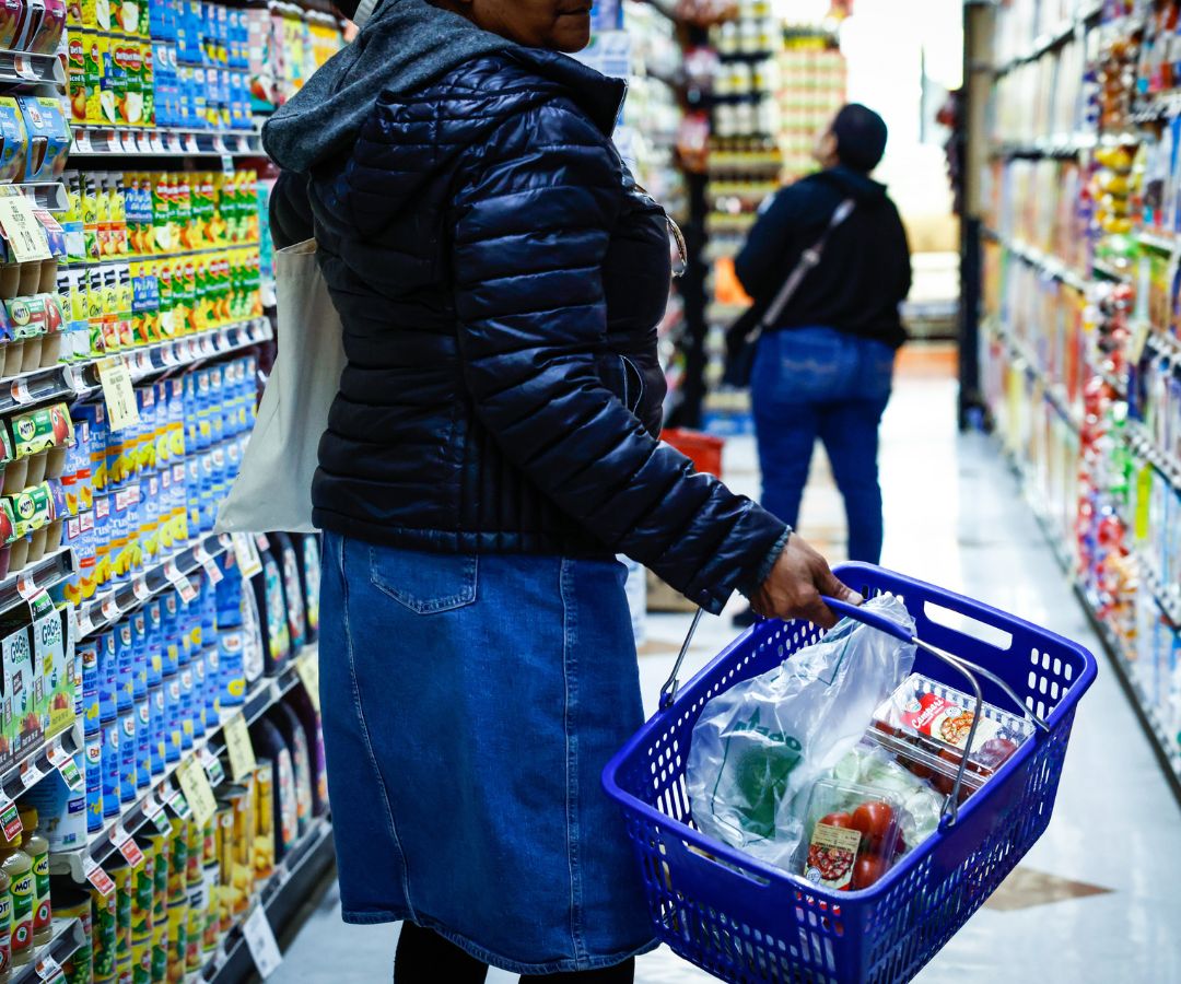 Clientes dentro de una tienda de comestibles en el distrito del Bronx, Nueva York.