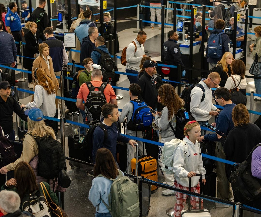 Los viajeros esperan en la fila del control de seguridad del aeropuerto internacional O'Hare (ORD) de Chicago