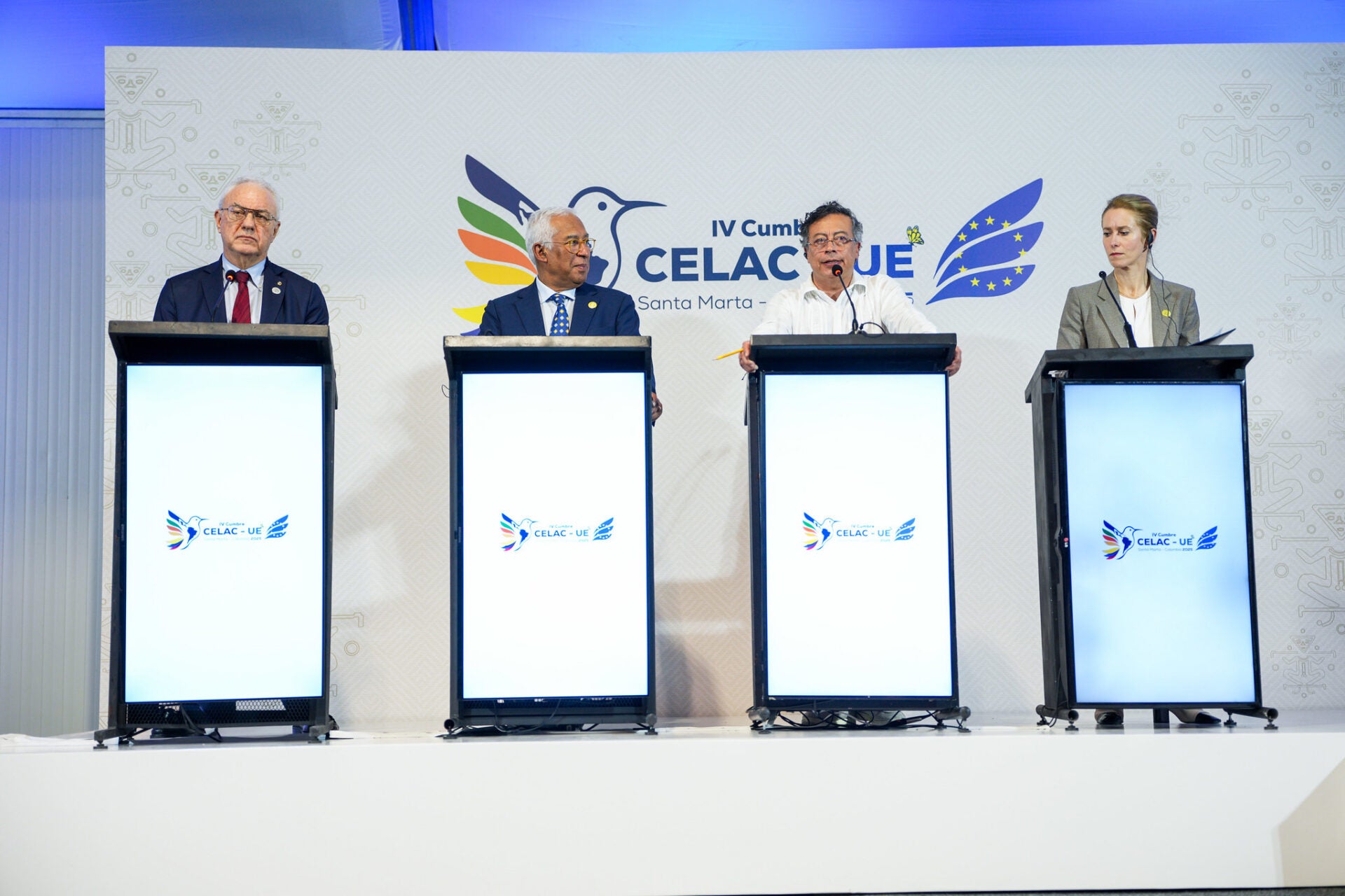 El ministro de Relaciones Exteriores de Uruguay, Mario Lubetkin, el presidente del Consejo Europeo, António Costa; el presidente de Colombia Gustavo Petro y la vicepresidenta del Consejo Europeo Kaja Kallas, en la declaración conjunta. 