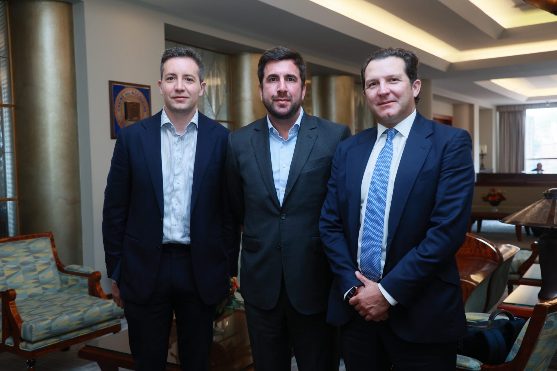 Andrés Vélez, CEO de Fletx; Enrique Riquelme Vives, presidente de COX; y Germán Tobón, CEO de Toca Stereo.