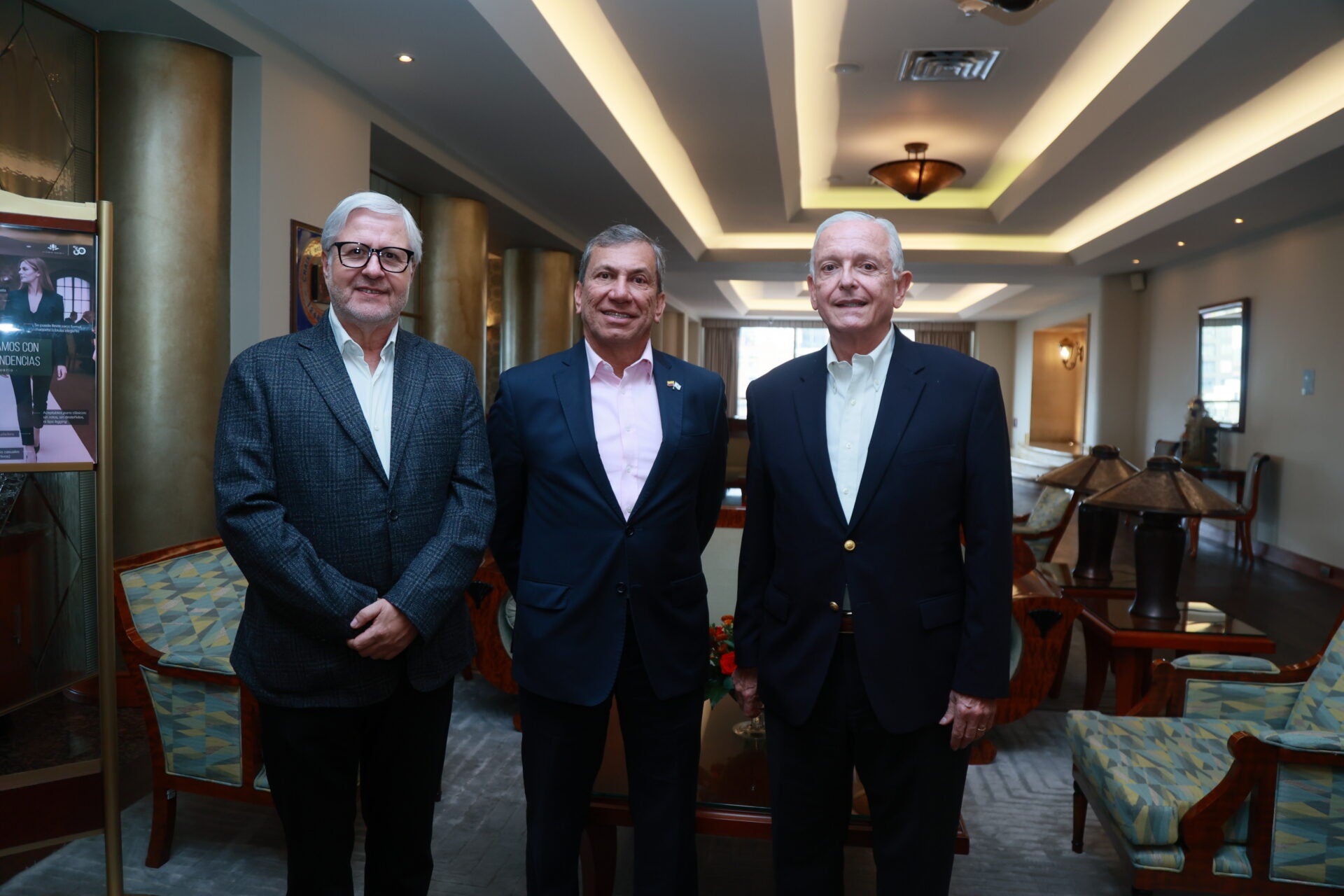 Erwin Grautoff, presidente de Aria; Nelson Castañeda, presidente de Campetrol; y Augusto Solano, presidente de Asocolflores.