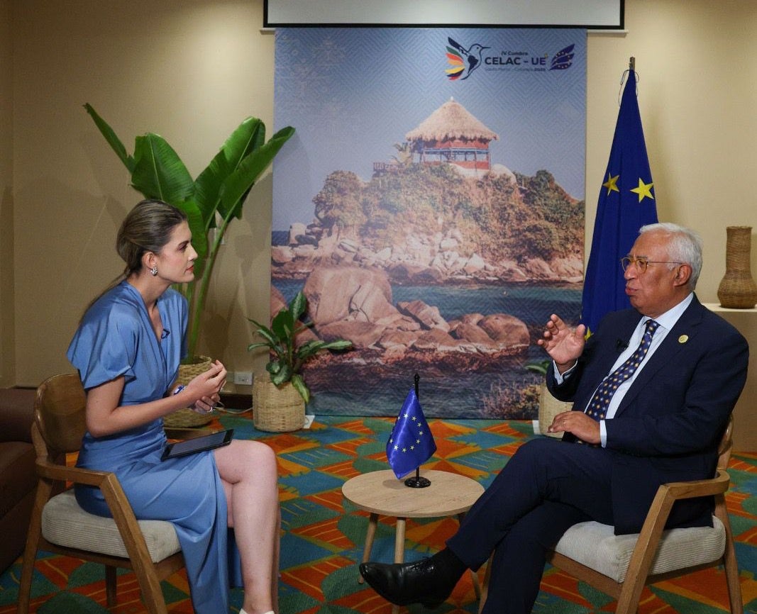 Paola Andrea Toro Loza, presentadora y editora internacional de Noticias RCN y el presidente del Consejo Europeo, António Costa.