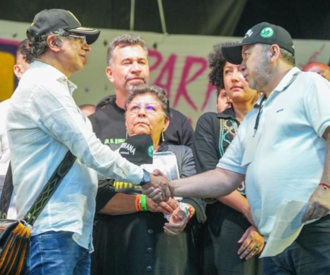 El presidente Gustavo Petro saluda a alias 'Vallejo', uno de los voceros de La Oficina en el evento en La Alpujarra, Medellín, el 21 de junio de 2025