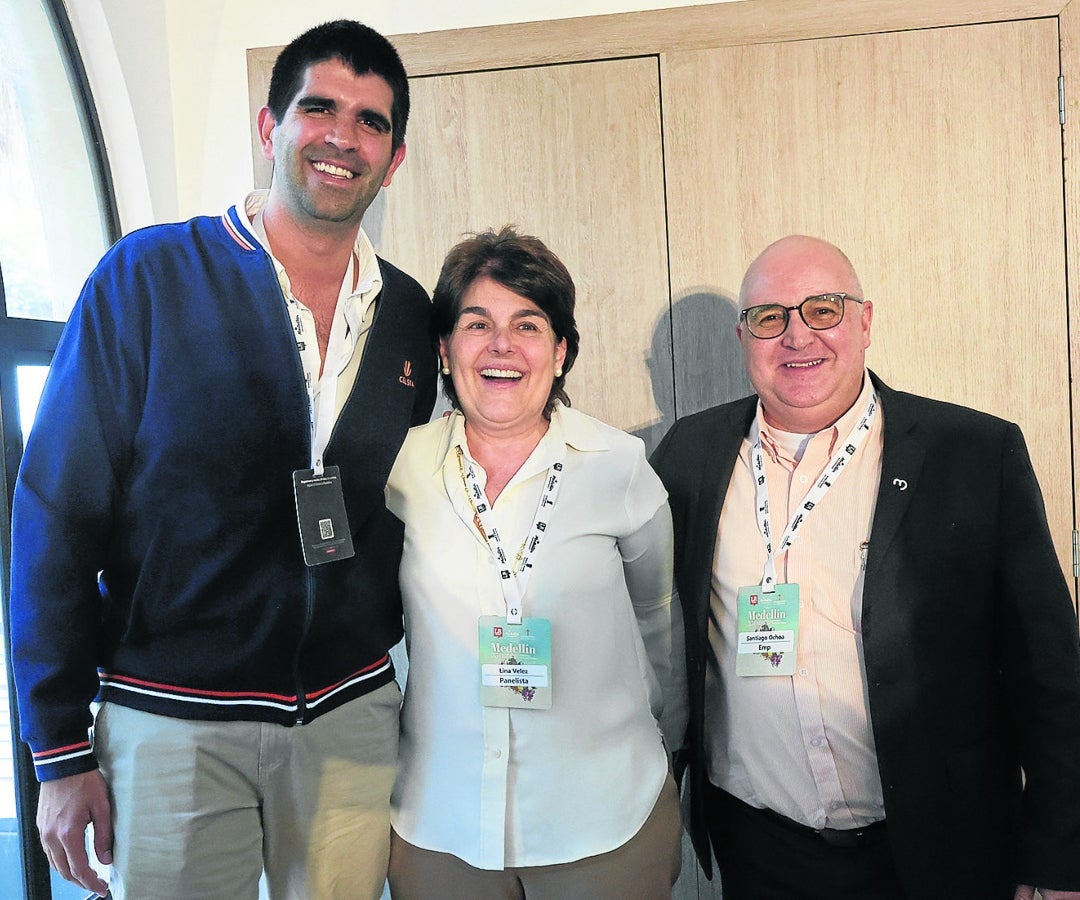Simón Pérez Arango, líder de Innovación en Celsia; Lina Vélez de Nicholls, presidenta de la Cámara de Comercio de Medellín y Santiago Ochoa, Vp. de EPM.
