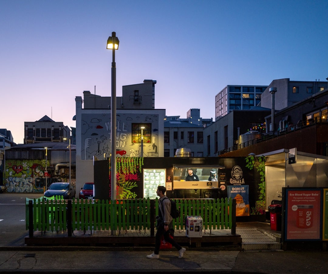 Ciudadanos neozelandeses abandonan el país en cifras récord ante el estancamiento de la economía