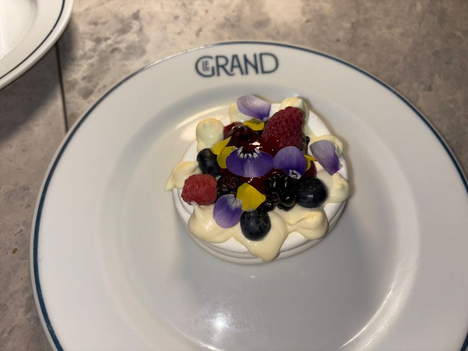 Pavlova de lychees y frutos rojos, una explosión de sabor