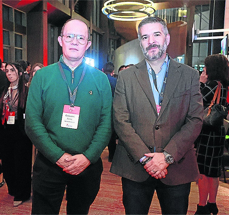 Geovanni Flórez, director de operaciones de Betplay; e Iván Parra, gerente de infraestructura de PEI, durante el evento.