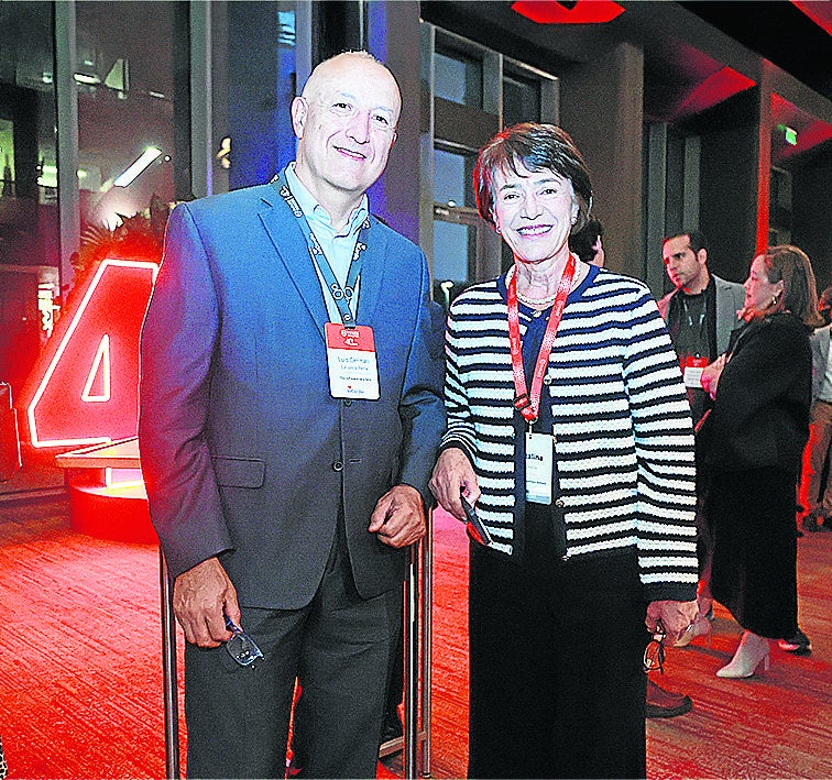 Luis Linares, gerente TecniFinanciera; y Catalina Posada, jefe de protocolo y servicio de Inalde; entre los asistentes.