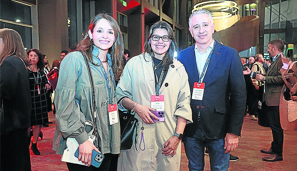 Camila Álvarez, administradora; Pilar González, jefe de adquisiciones de la U. de la Sabana; y Juan David Rosero, country head de General Motors.