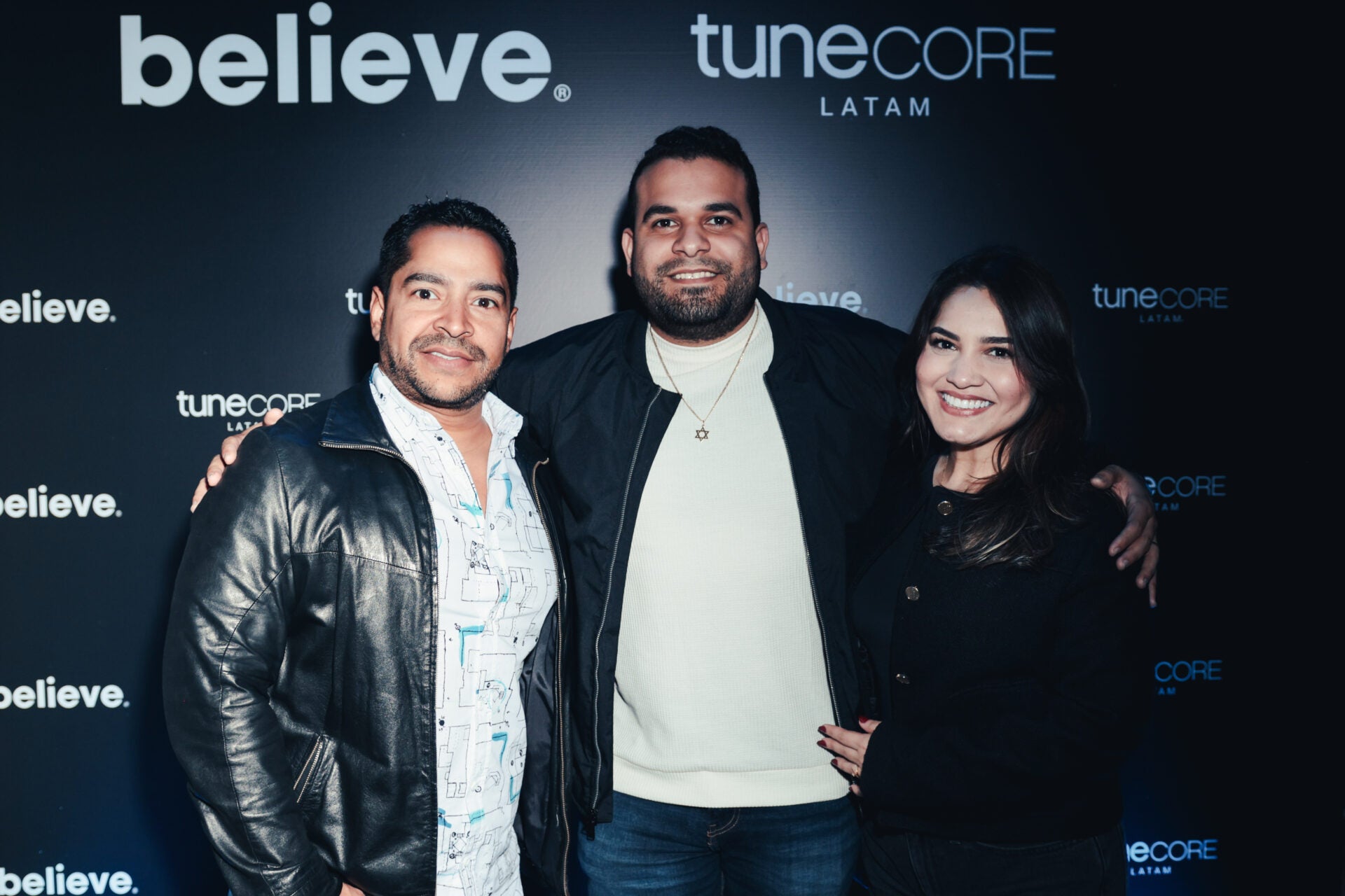 Chico Soto, artista de Escorcia Music; Juan Camilo Escorcia, fundador de Escorcia Music, compositor y productor; y Camila Becerra, directora legal de Escorcia Music.