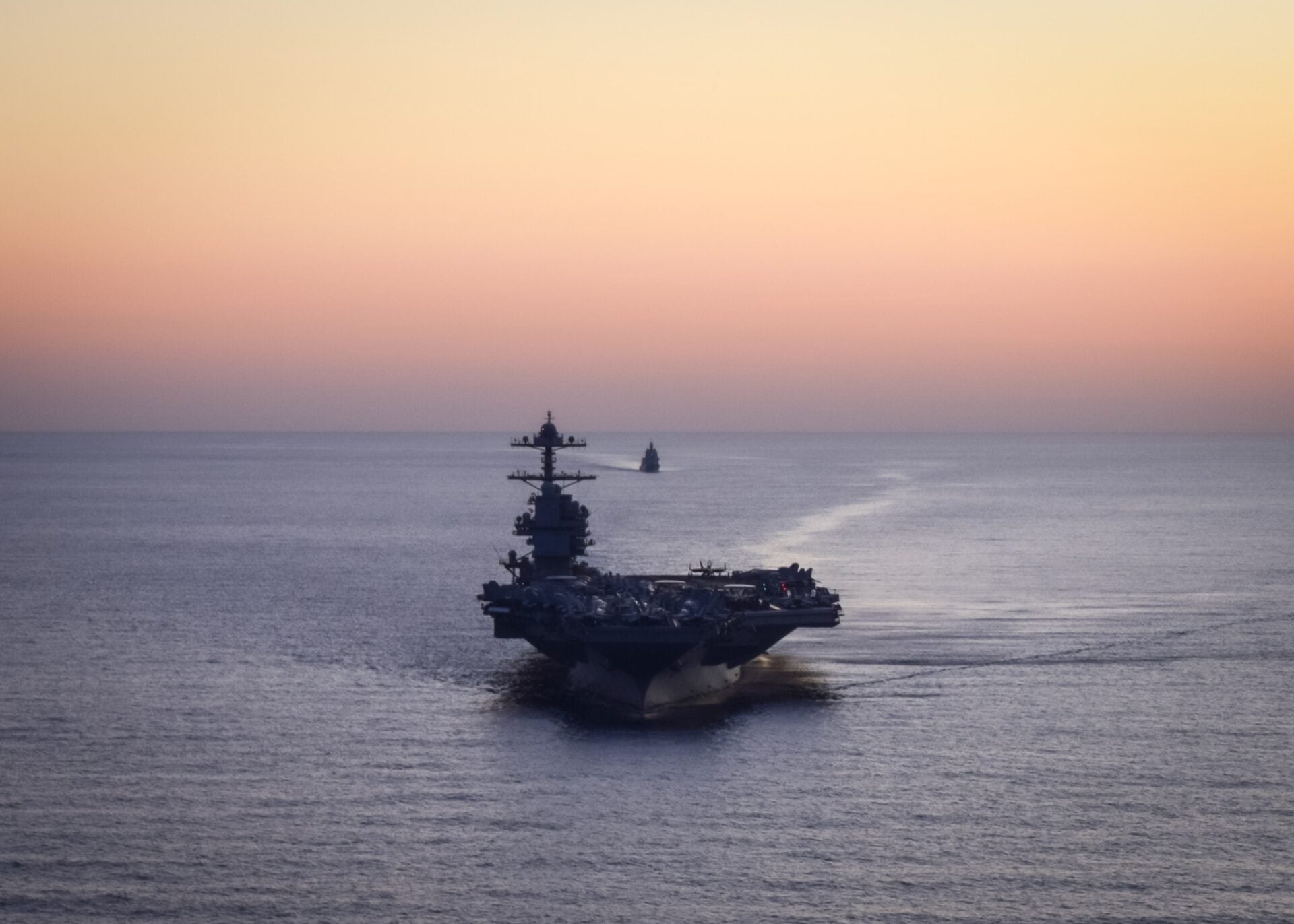 Puede catapultar y recuperar aeronaves de ala fija de manera simultánea, de día o de noche.